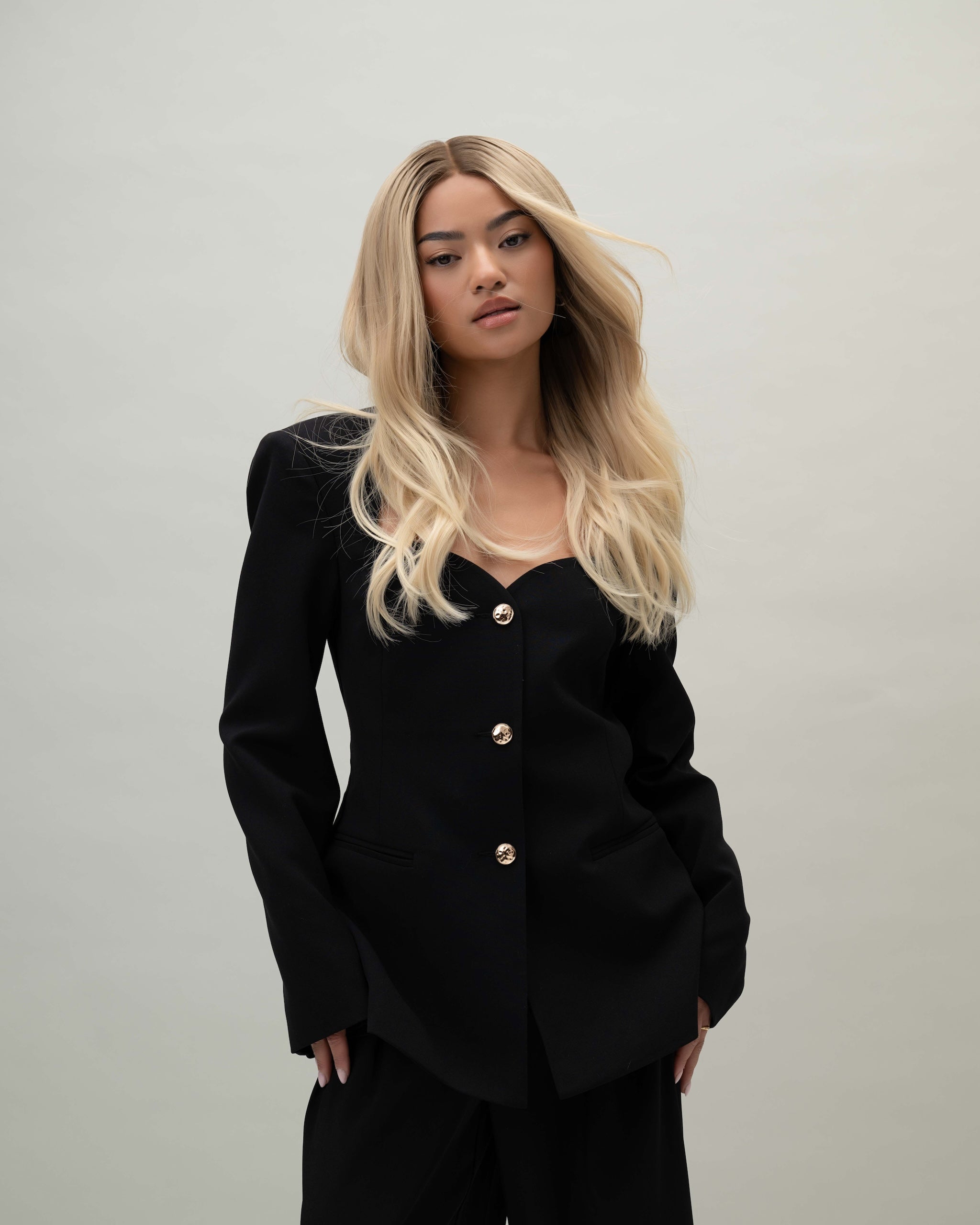 Vera Wig 40 cm light blonde with natural dark roots, hand-tied 100% Remy human hair on HD lace, shown on model for a soft and elegant look.