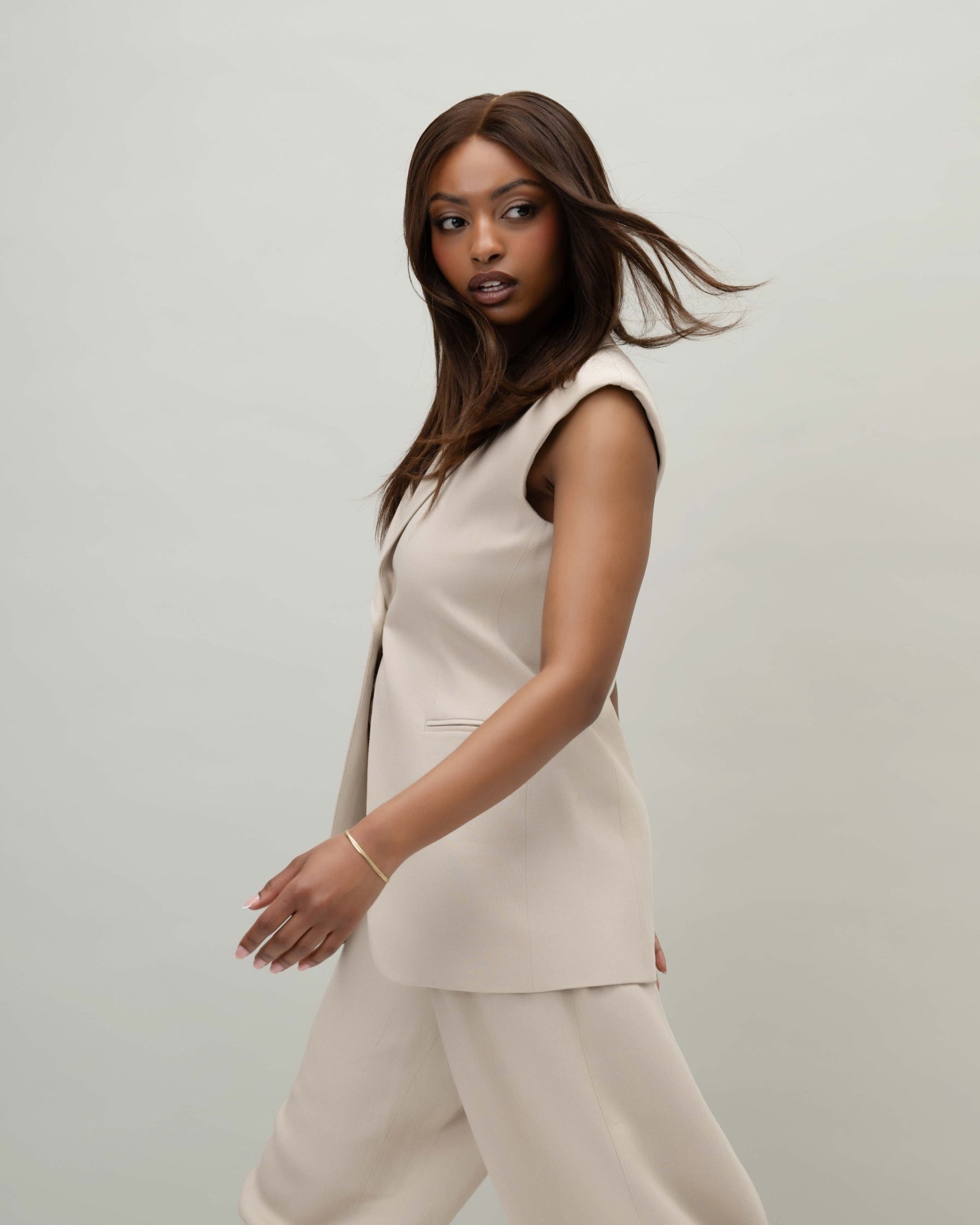 Peony Wig 30 cm dark brown human hair wig with natural face-framing design and soft cropped length, shown on model for a natural look.
