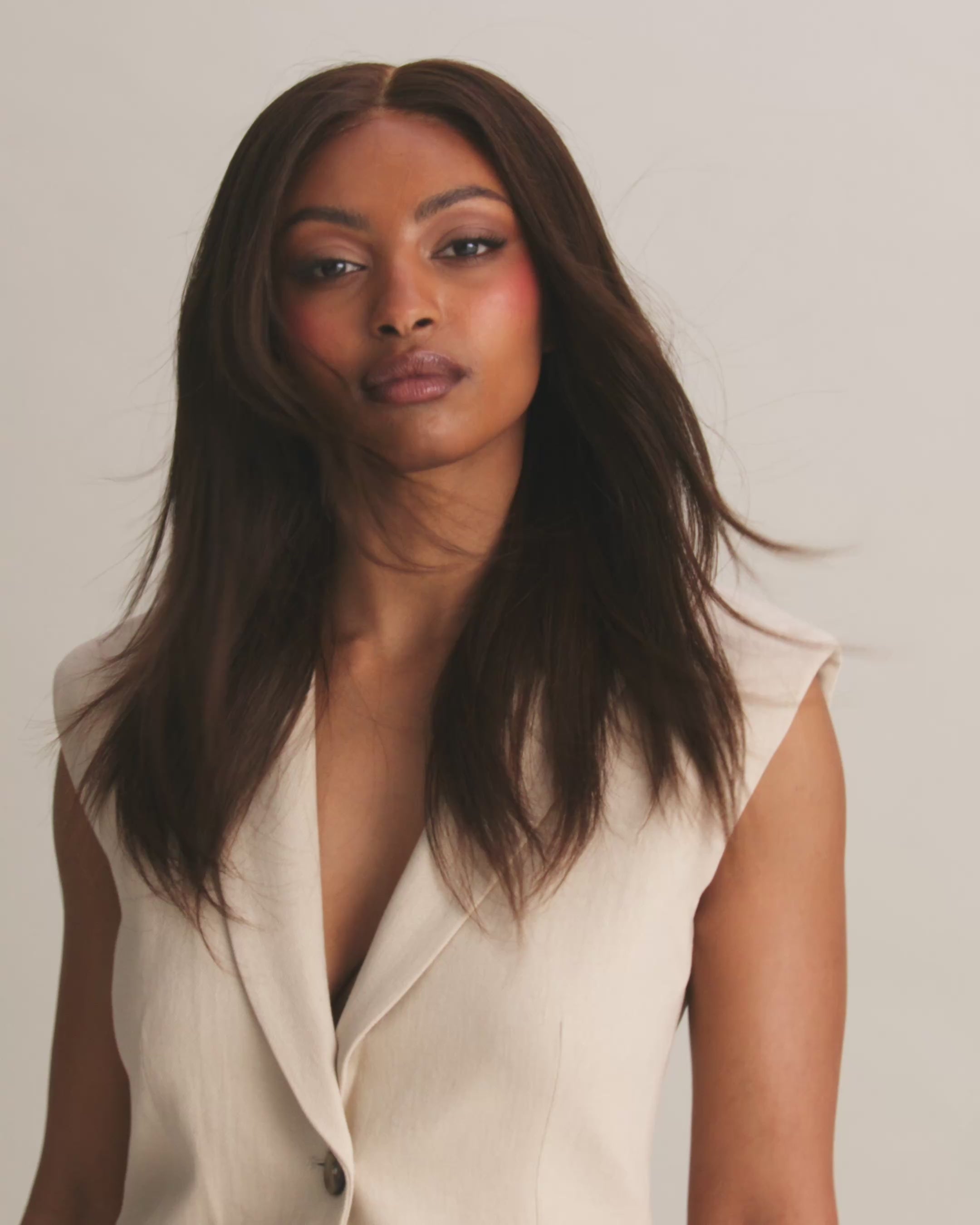 Video of Peony Wig 30 cm dark brown HD lace human hair wig with natural texture and flattering face-framing cut, shown on model.