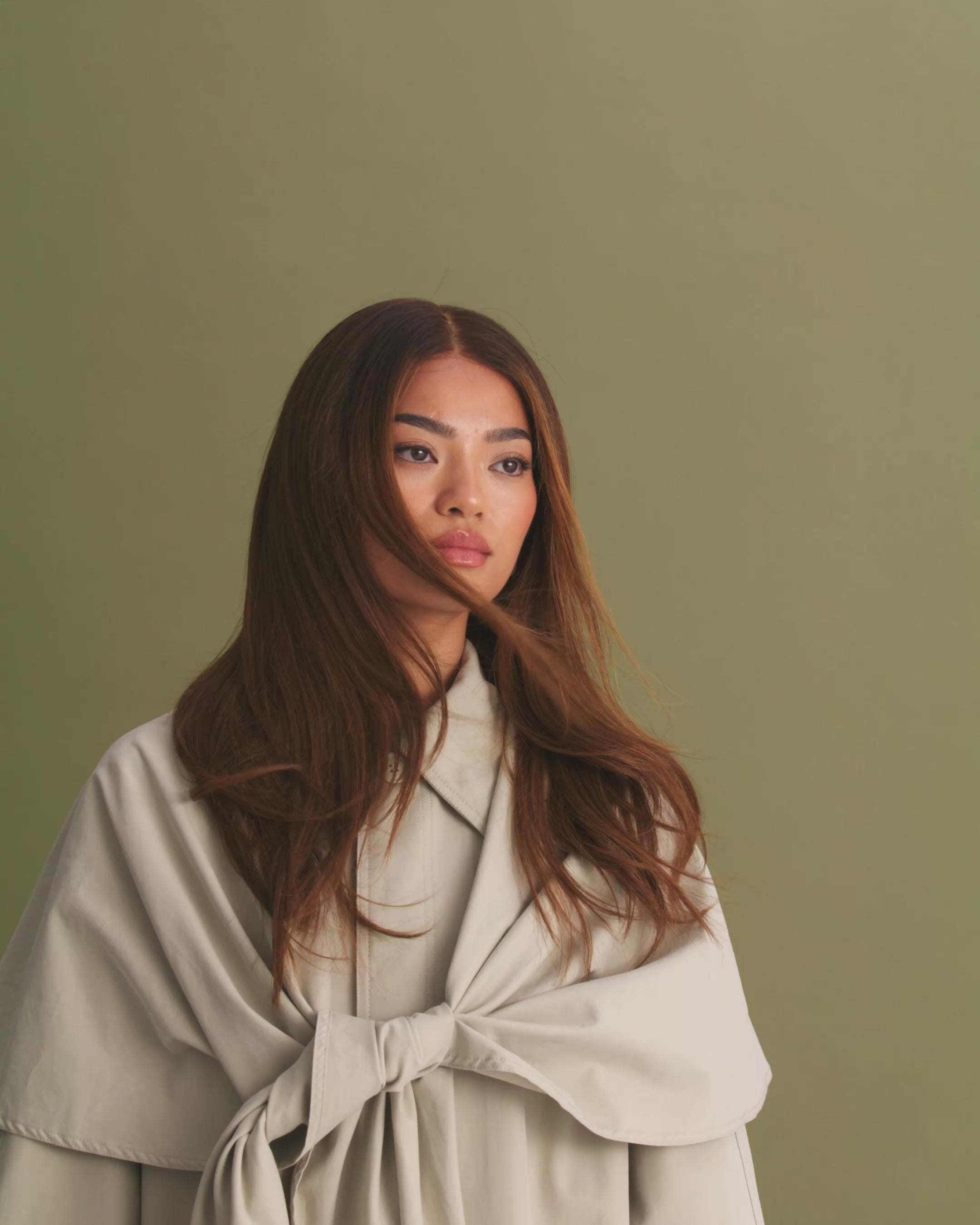 Video of Ava Wig 40 cm in dark and light copper tones with face-framing highlights, HD lace front showing natural movement on model